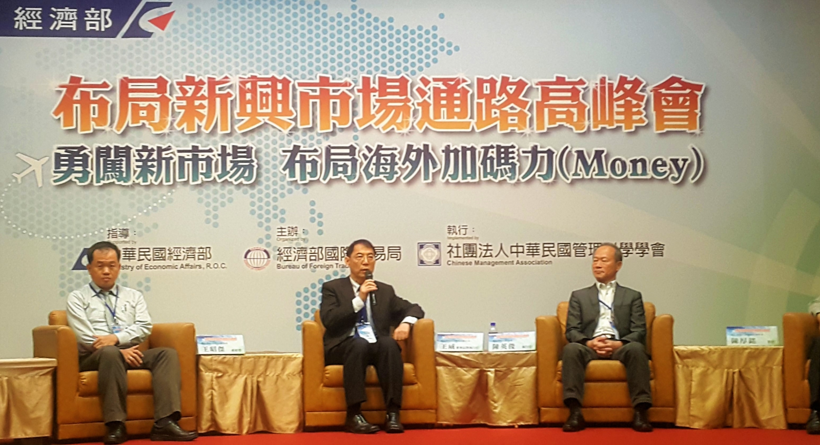 Dr. William Wang, CEO of Crystalvue, delivers a keynote speech at the Emerging Markets Summit