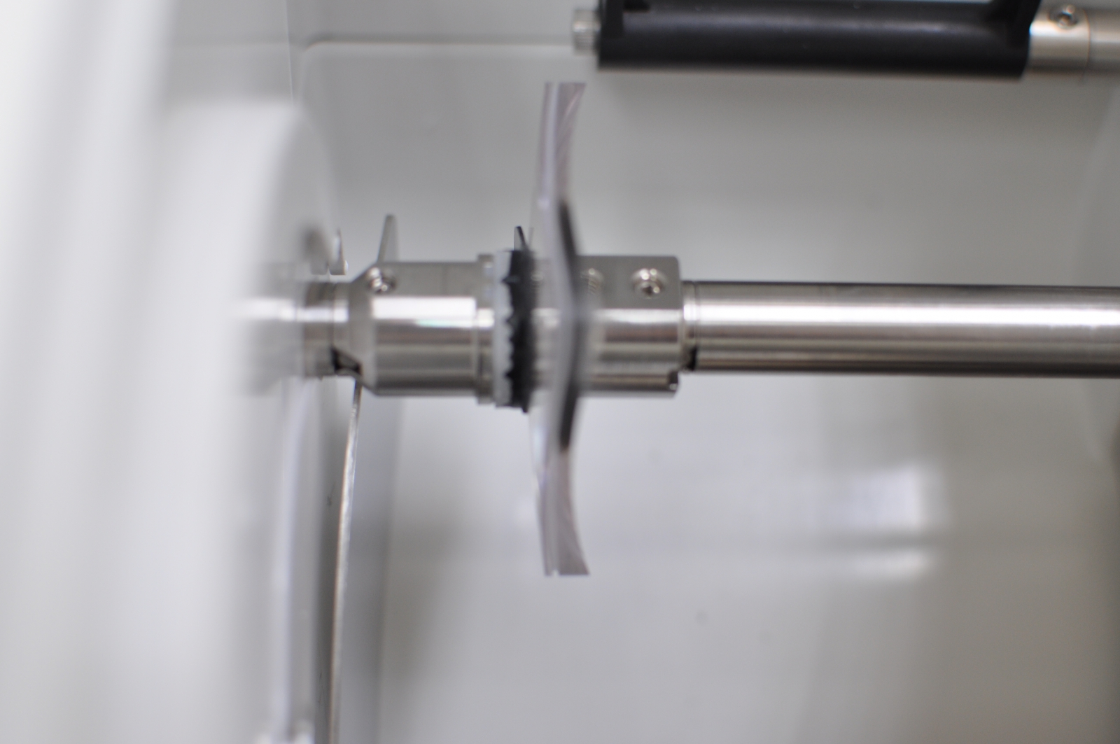 明達磨片機具備可調整磨邊寬度與開槽深度