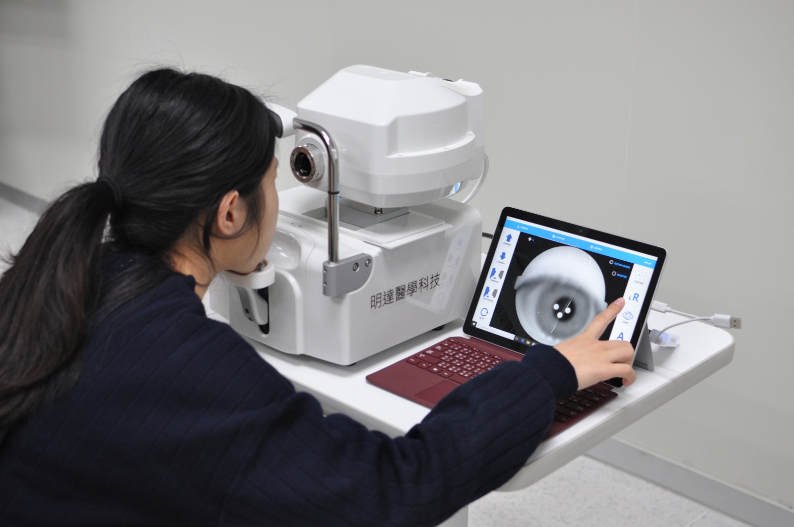 明達NFC-600眼底鏡提供病患自行拍攝眼底圖功能，提升遠距醫療的效率。